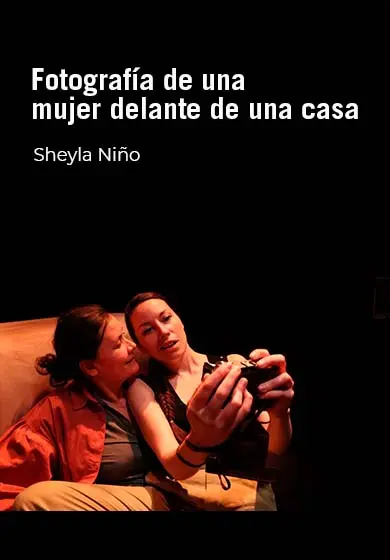 Cartel de Fotografía de una mujer delante de una casa