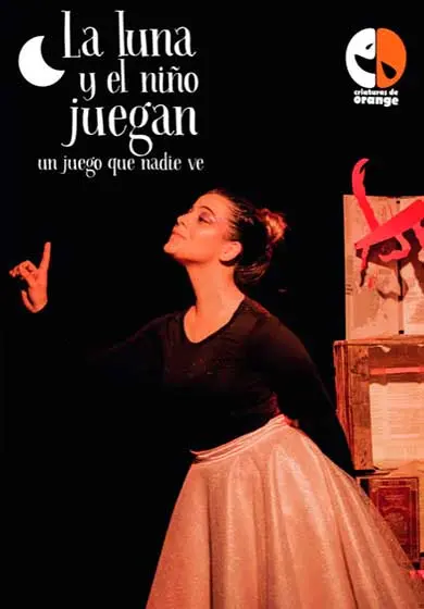 Cartel de La luna y el niño juegan un juego que nadie ve