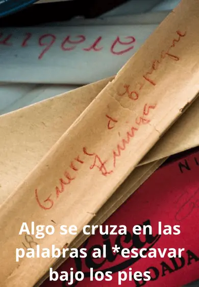 Cartel de Algo se cruza en las palabras al *escavar bajo los pies